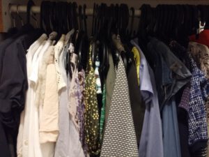 ארון בגדים מסודר לפי צבעים כל הבגדים תלויים