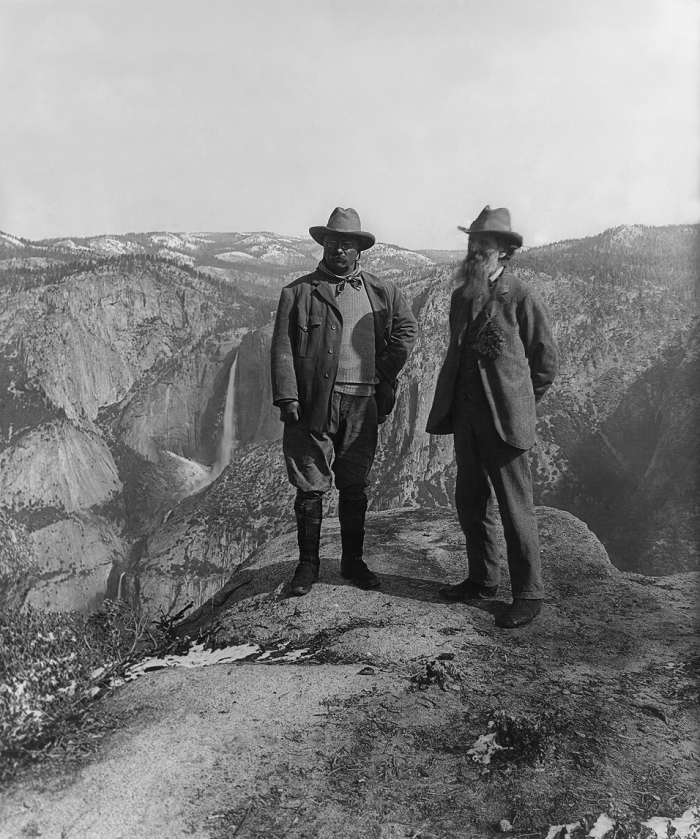 תיאודור רוזוולט ופעיל הטבע ג'ון מיור בנקודת התצפית גליישר פוינט, יוסמיטי. בזכות פועלו הכל התחיל.