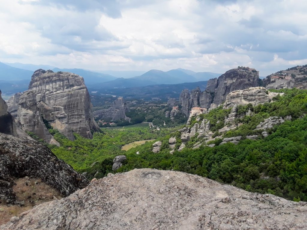 נוף של הרי יוון - סלעים, הרבה ירוק והרים ברקע