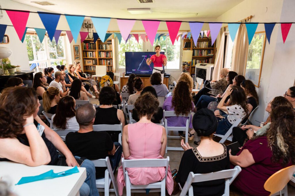 שרשרת דגלוני נייר לאירוע. הבלוג של רונית כפיר