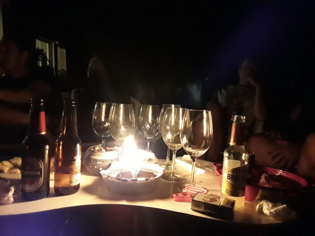 ארוחה עם בירות ויין לאור נרות