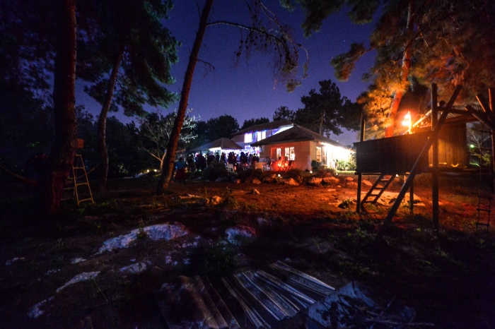 הבית של רונית במסיבת פורים מצולם מרחוק בחושך