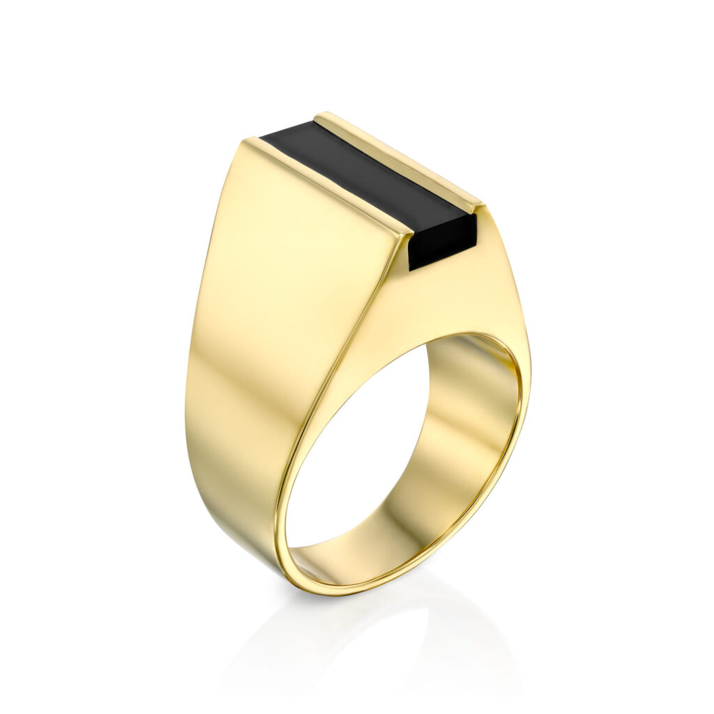 טבעת זהב עם אבן שחורה במרכזה. מבט מלמעלה